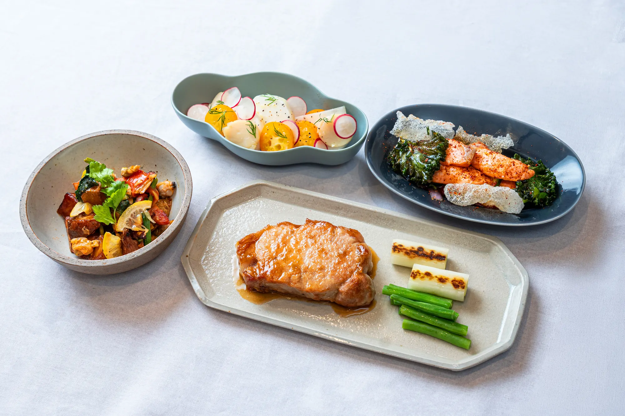 洋食ディナー - ポークソテー、サーモン、サラダ
