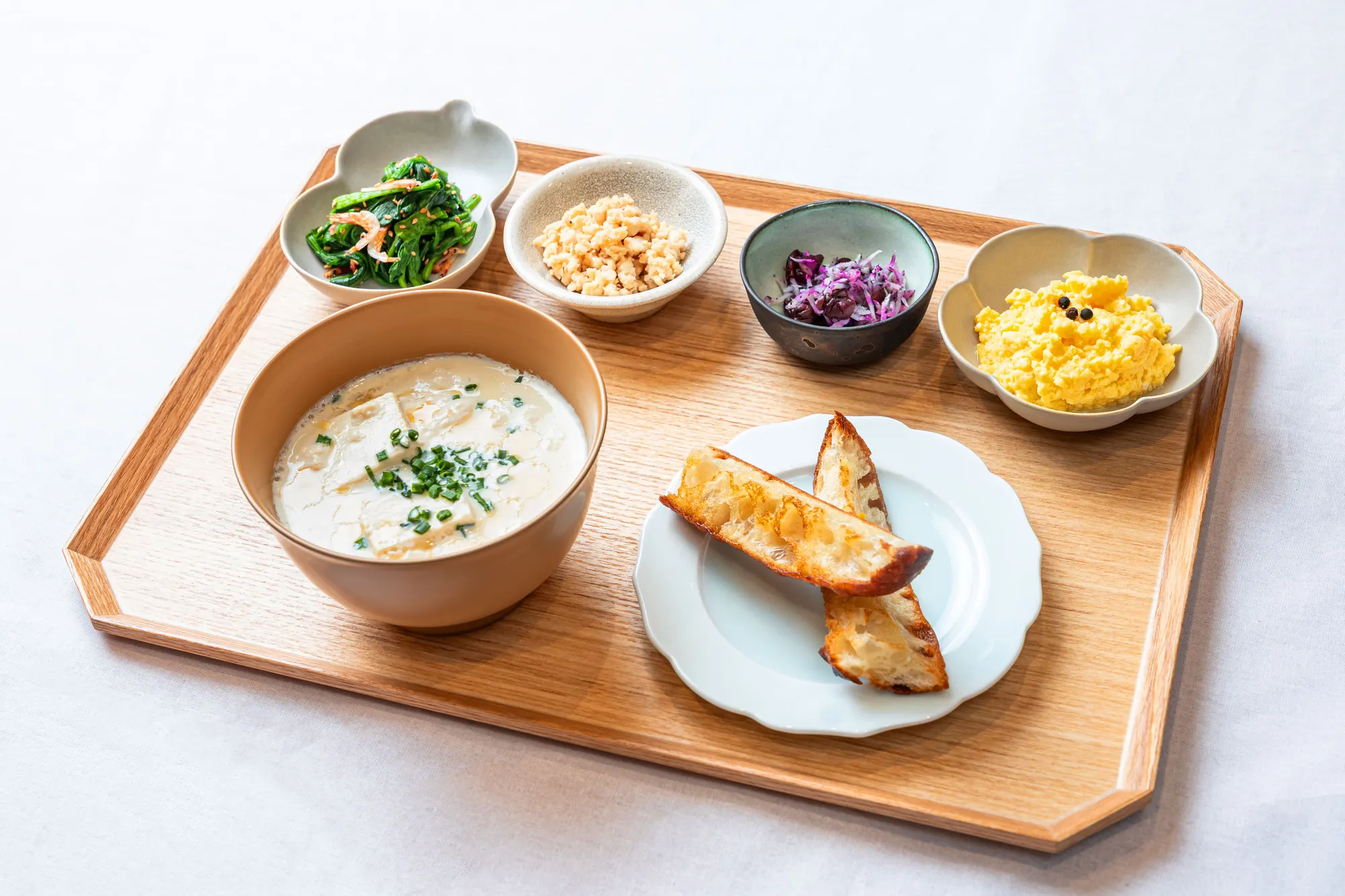 朝食セット - スープ、トースト、小鉢