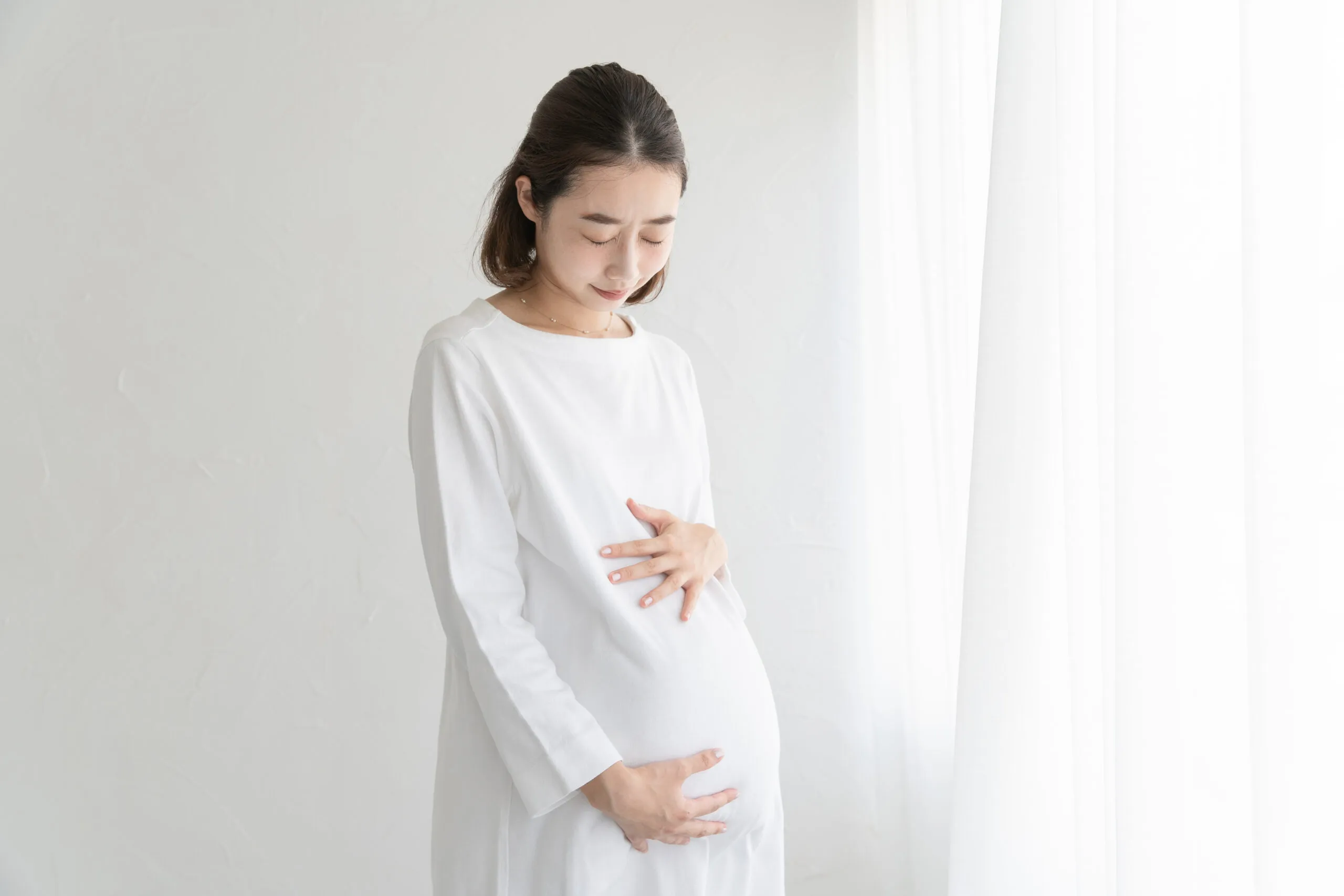 陣痛を感じる妊婦